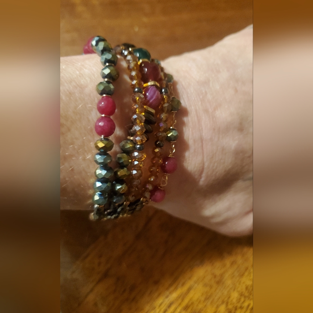 Boutique Bracelet Magnetic Clasp Beautiful Jewl bead Tones